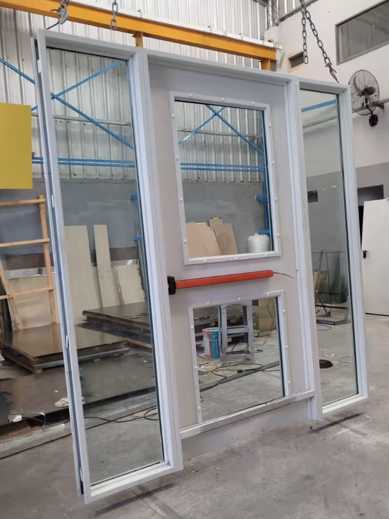 Puerta cortafuego vidriada doble Plus con paneles Pyrostop® y barral antipánico touch con microswitch para cerradura electromagnetica